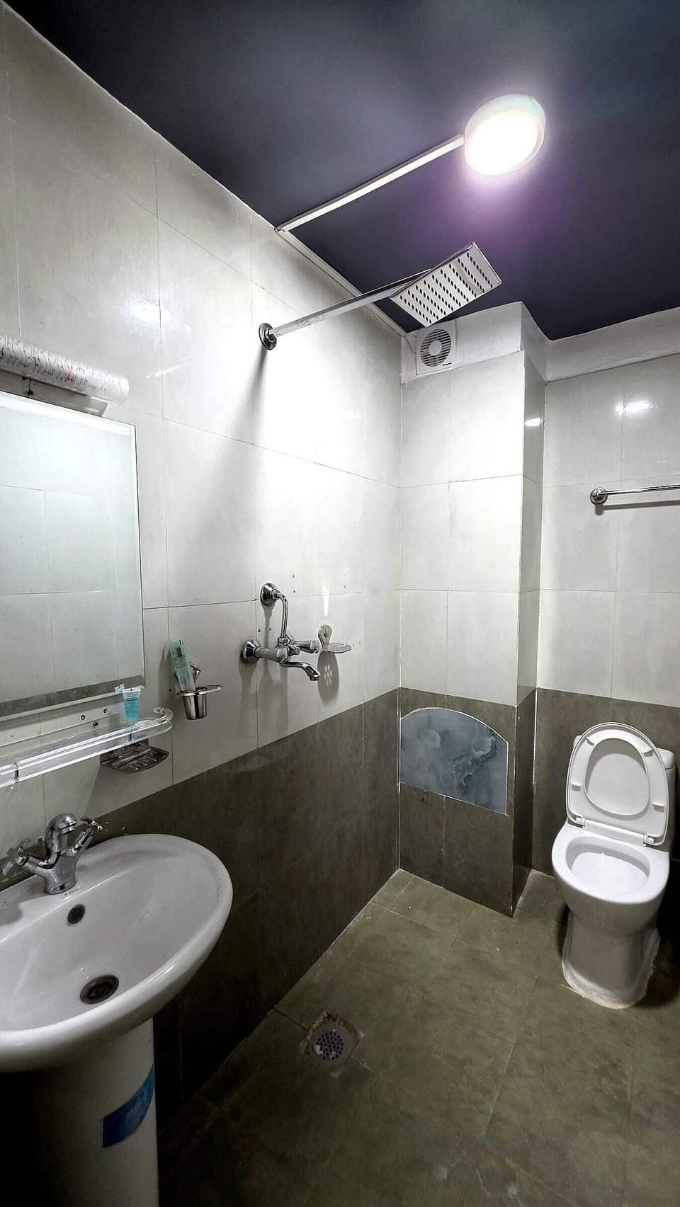 Deluxe Single Room, Balcony, City View | Bathroom | Shower, free toiletries, soap, shampoo