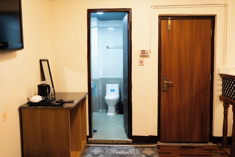 Deluxe Single Room, Balcony, City View | Interior