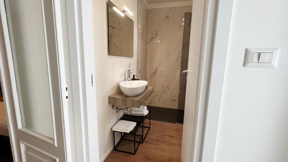 Double Room, Balcony, Courtyard View (2B) | Bathroom | Soap, shampoo, toilet paper