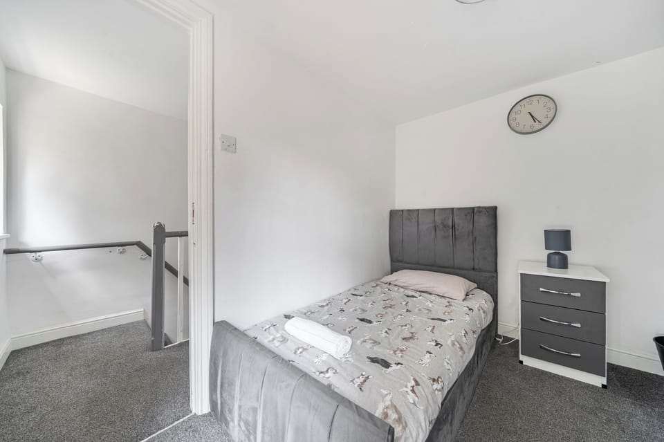 4 bedrooms, WiFi (free), bed sheets
