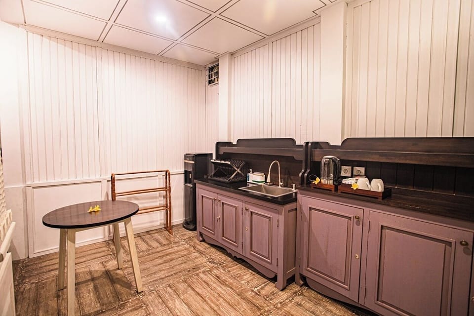 Villa Alamanda | Private kitchen | Fridge, electric kettle, cookware/dishes/utensils