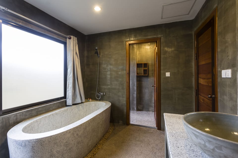 Combined shower/tub, free toiletries, hair dryer, bathrobes