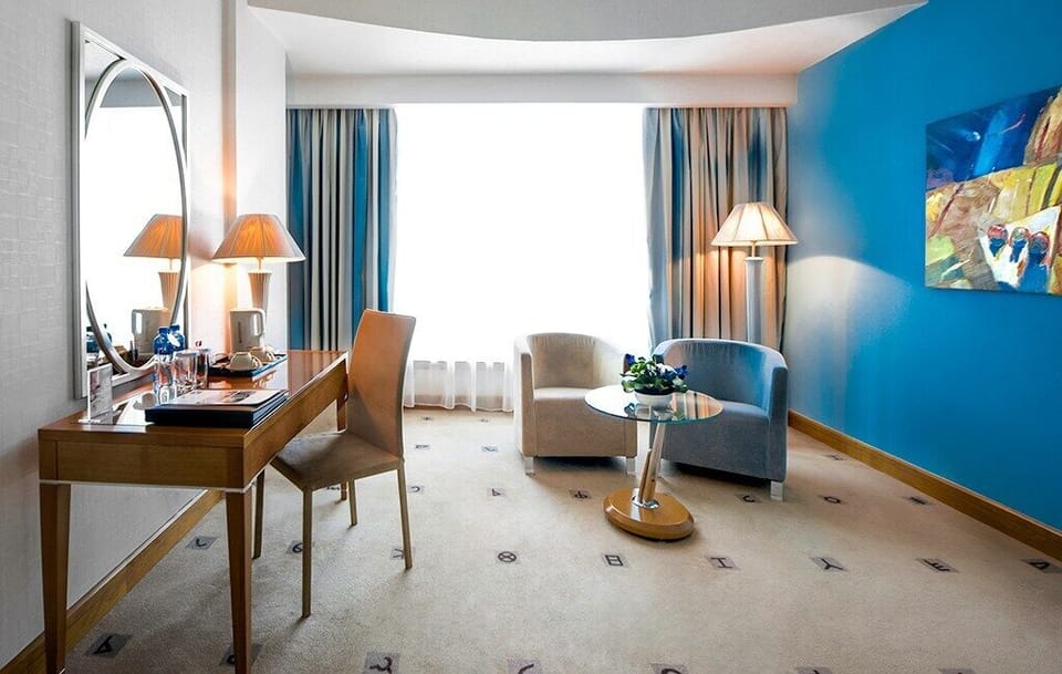 Junior Room, Smoking | Minibar, in-room safe, desk, soundproofing