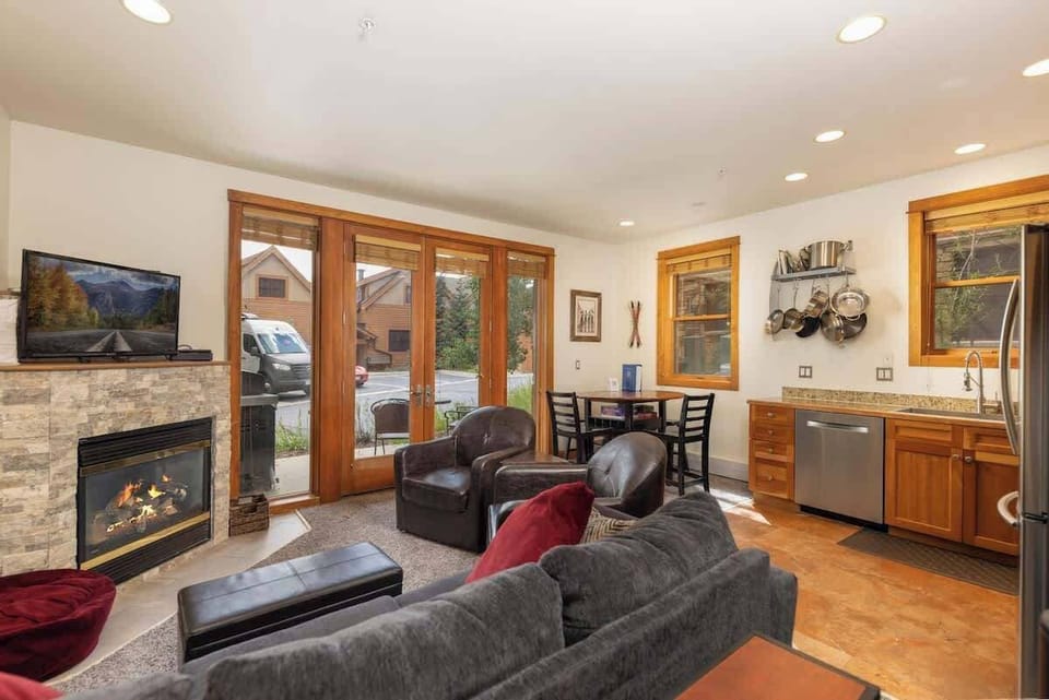 Condo, Multiple Beds, Mountain View (A-K-CH-AG301) | Living area | Fireplace