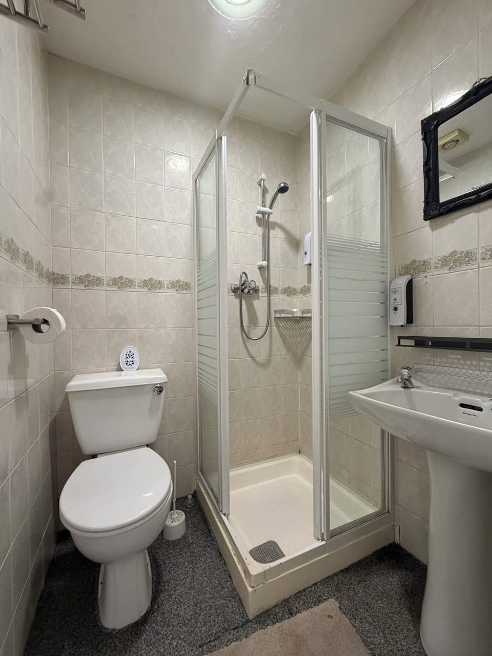 Classic Double Room, 1 Double Bed, Non Smoking | Bathroom | Shower, free toiletries, hair dryer (on request), towels