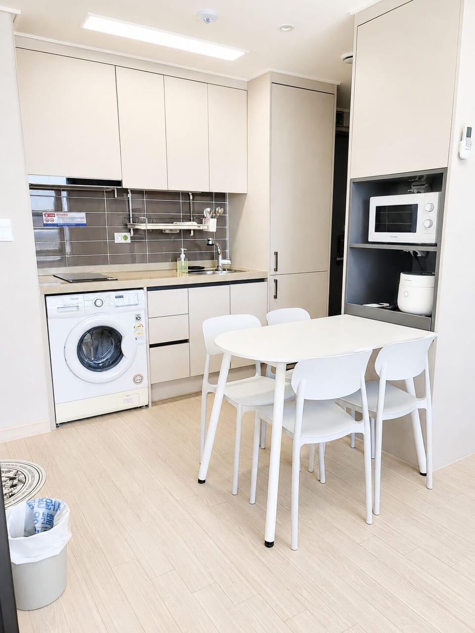 Deluxe Twin Room, 2 Queen Beds, Non Smoking | Dining