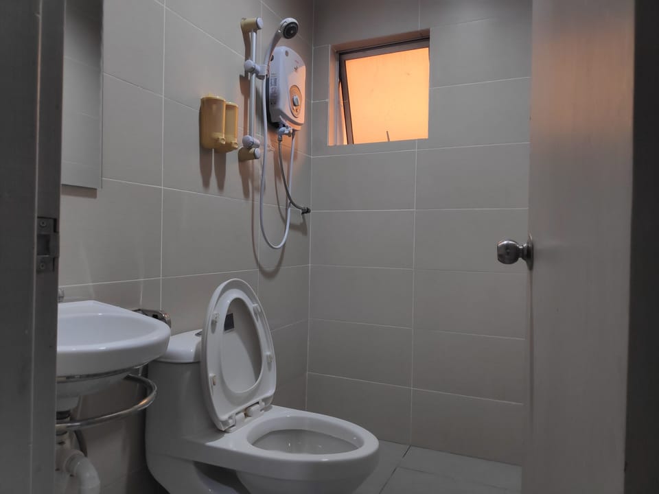 Deluxe Single Room | Bathroom | Shower, towels, soap
