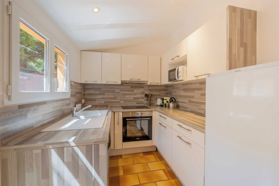 Apartment | Private kitchen | Coffee/tea maker, fridge, microwave, oven