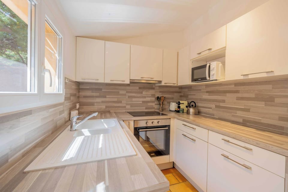 Apartment | Private kitchen | Coffee/tea maker, fridge, microwave, oven