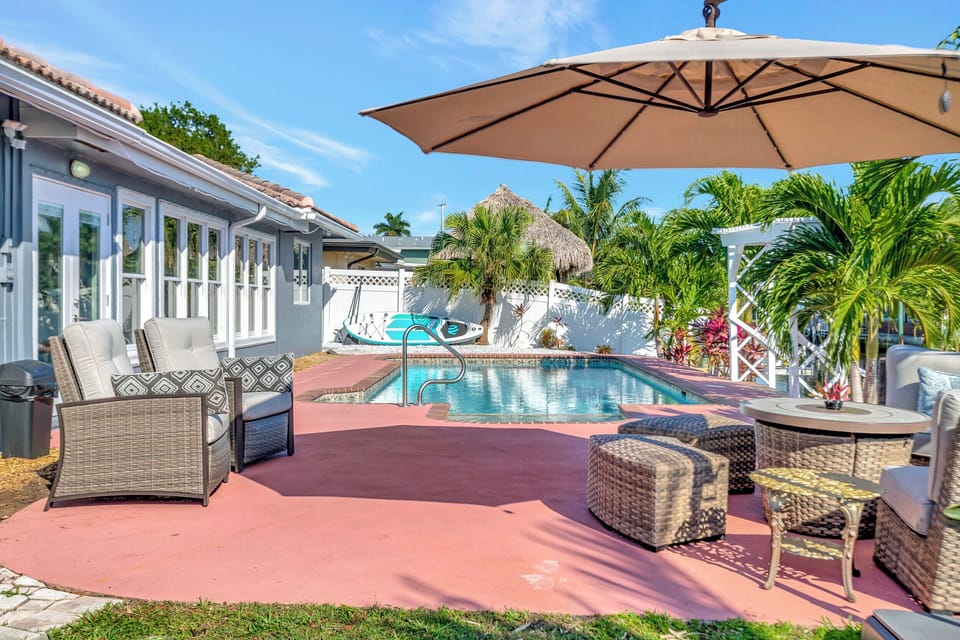 House, 3 Bedrooms, Patio, Lake View | Pool | Outdoor pool, sun loungers