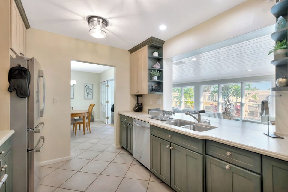 House, 3 Bedrooms, Patio, Lake View | Private kitchen | Highchair