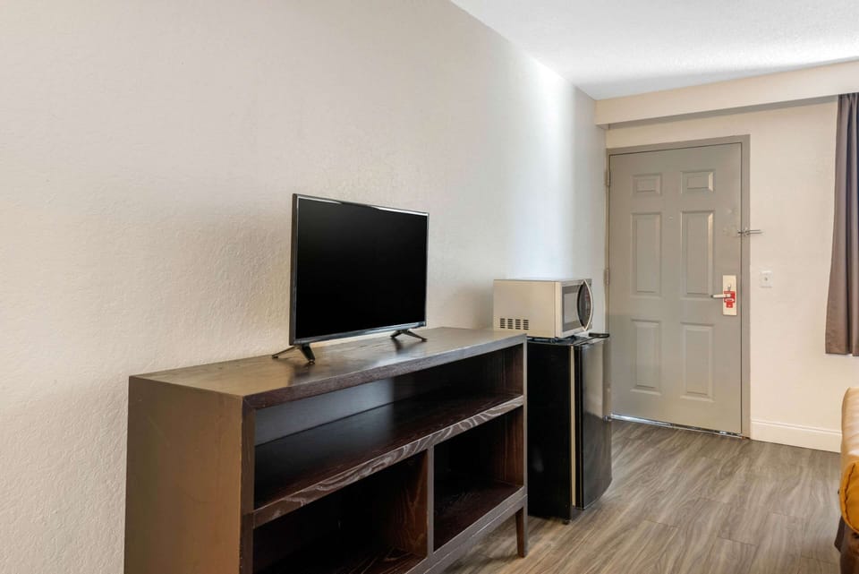 2 Double Beds, No Smoking | Free WiFi, bed sheets