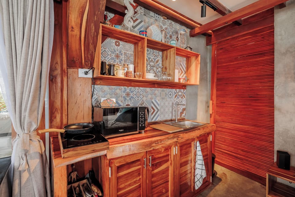 Exclusive Suite, Balcony, Partial Sea View | Private kitchen | Mini-fridge