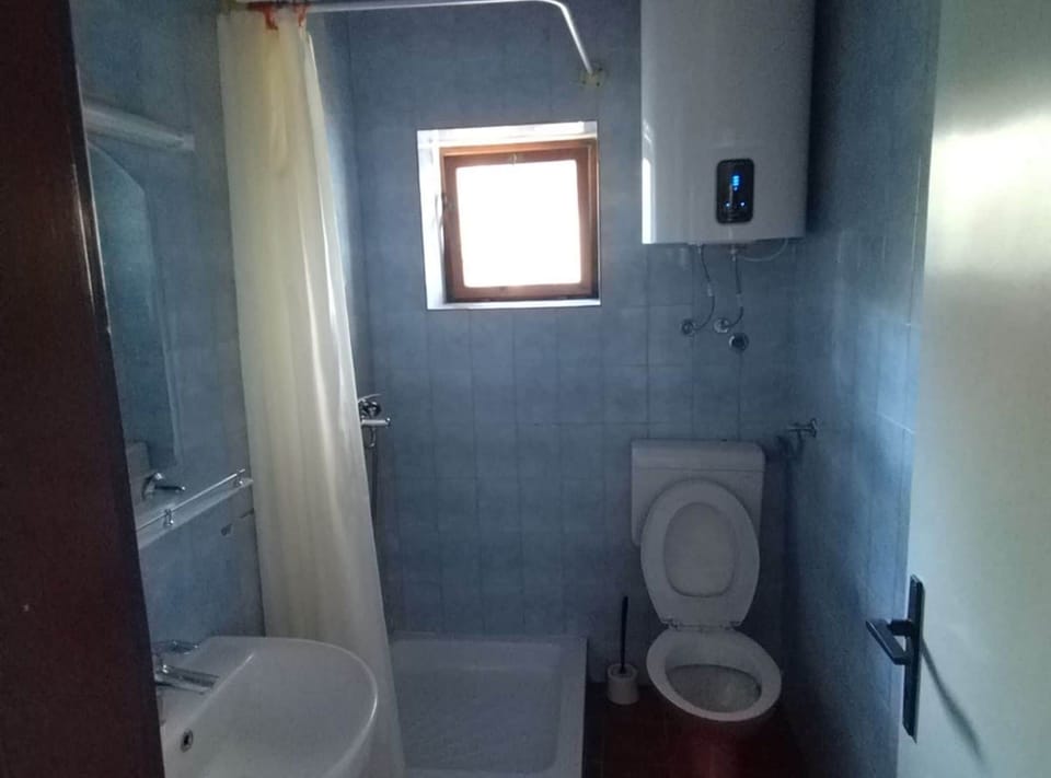 Twin Room (Twin Room with Sea View) | Bathroom | Shower, towels