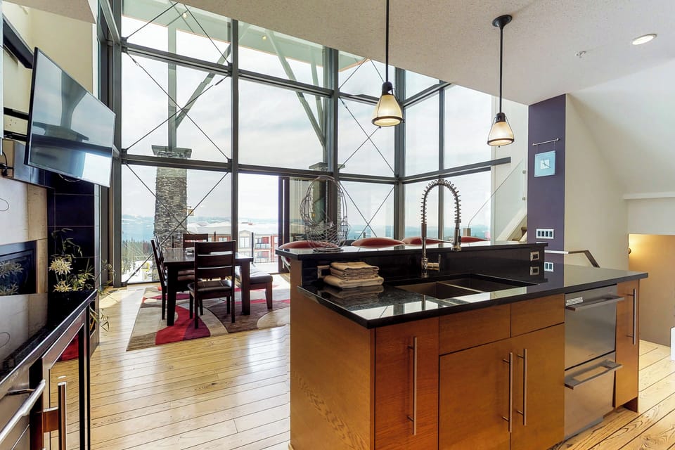 House, Patio, Mountain View | Living area | Smart TV