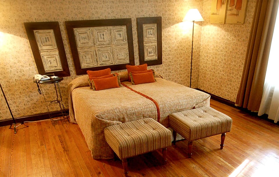 Gallery Room (vista galeria) | Premium bedding, in-room safe, blackout drapes