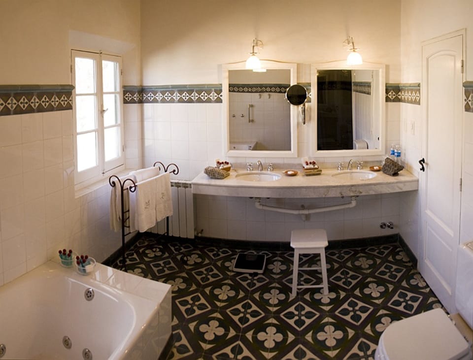 Combined shower/tub, deep soaking tub, free toiletries, hair dryer