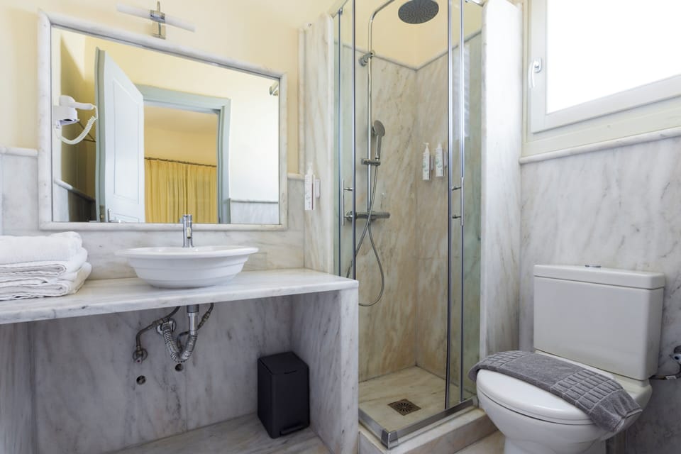 Apartment A with Two Bathrooms and a Large Terrace | Bathroom | Shower, rainfall showerhead, free toiletries, hair dryer