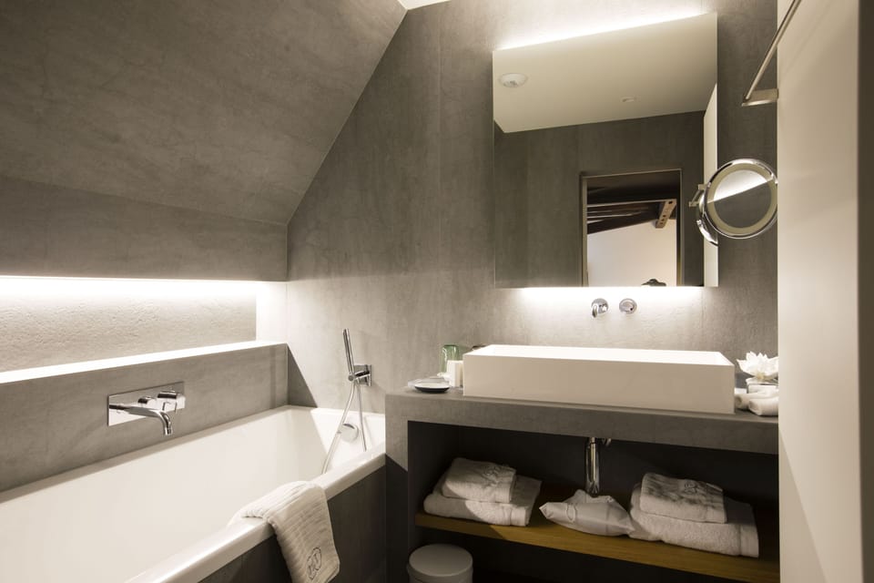Comfort Room | Bathroom | Free toiletries, hair dryer, bathrobes, slippers