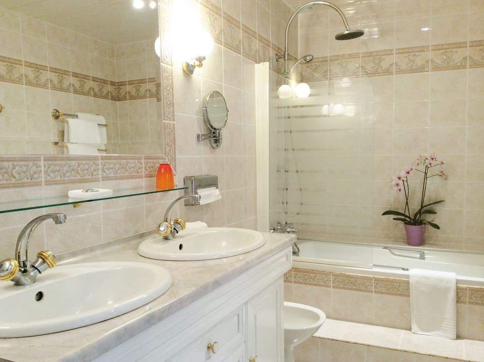 Double Room | Bathroom | Combined shower/tub, free toiletries, hair dryer, bidet