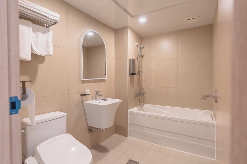 Luxury Room | Bathroom | Hair dryer, towels, soap, shampoo