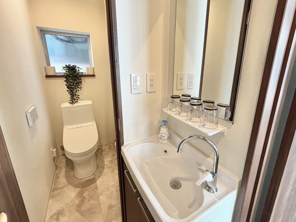 Classic Twin Room, Non Smoking | Bathroom | Shower, hair dryer, slippers, towels