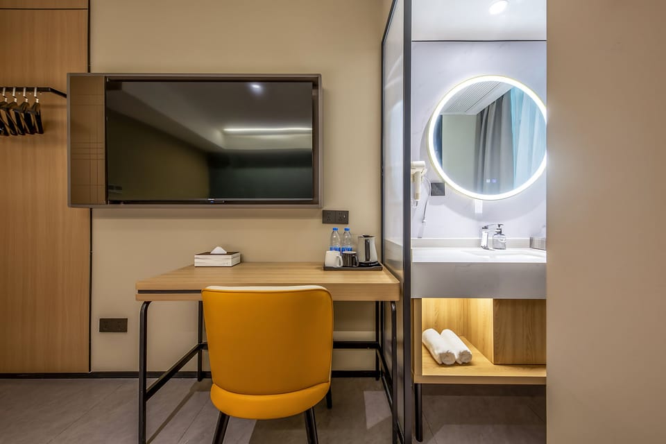 Superior Double Room, 1 Queen Bed, Non Smoking, Hill View | Desk, WiFi (free), bed sheets