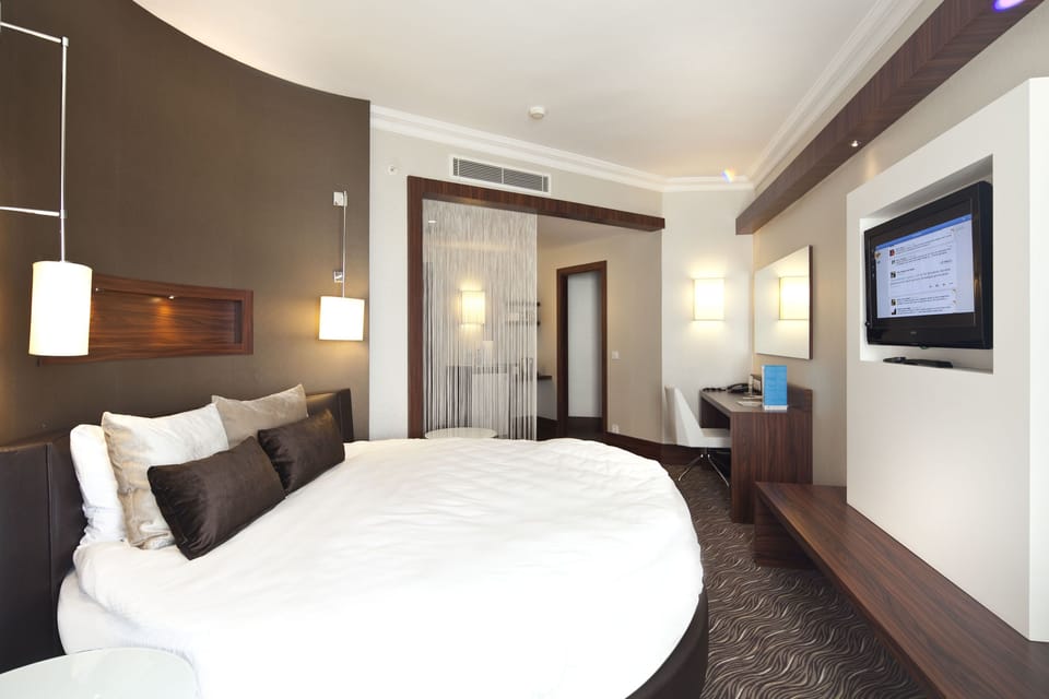 Minibar, in-room safe, individually decorated, individually furnished