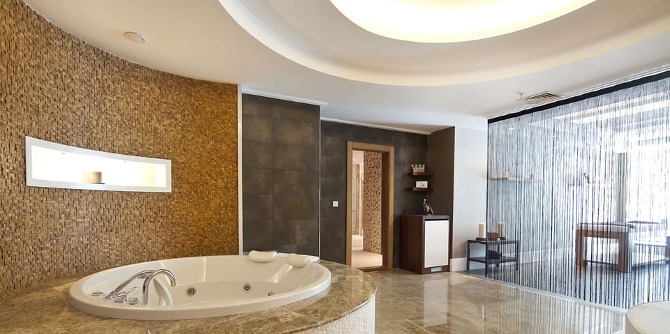 Deluxe Room | Private spa tub