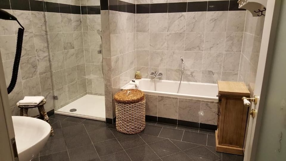 Junior Suite, City View | Bathroom