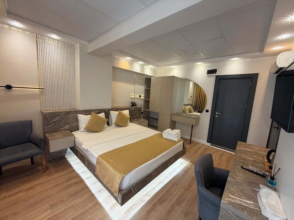 Luxury Double Room, Balcony, Sea View | Desk, laptop workspace, blackout drapes, soundproofing