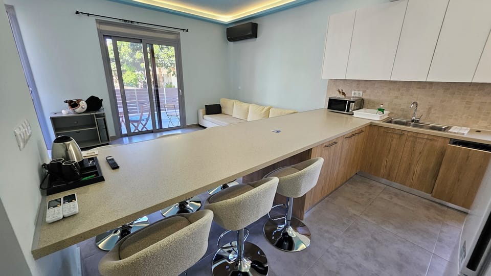 City Apartment, 2 Bedrooms, Ground Floor | Private kitchen | Full-size fridge, microwave