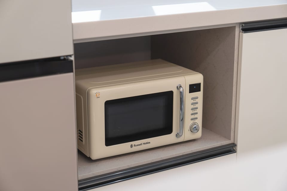 Royal Room | Microwave