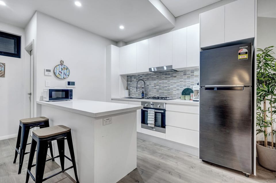 Deluxe Apartment, 1 Queen Bed, Lanai | Private kitchen