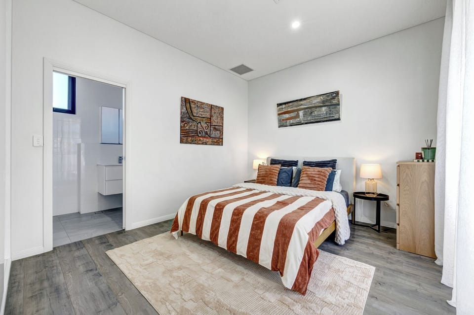 Deluxe Apartment, 1 Queen Bed, Lanai | Iron/ironing board, WiFi (free)