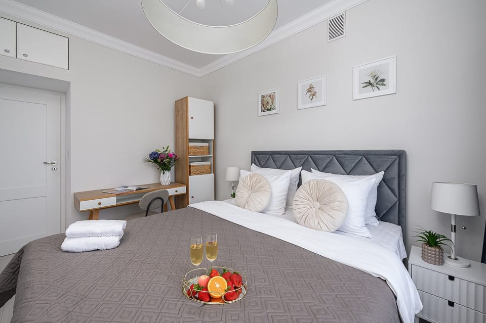 Superior Apartment, City View | Premium bedding, blackout drapes, soundproofing, iron/ironing board