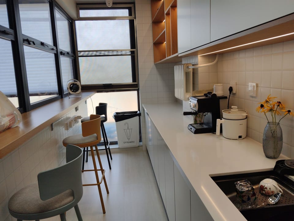 Full-size fridge, microwave, oven, cookware/dishes/utensils