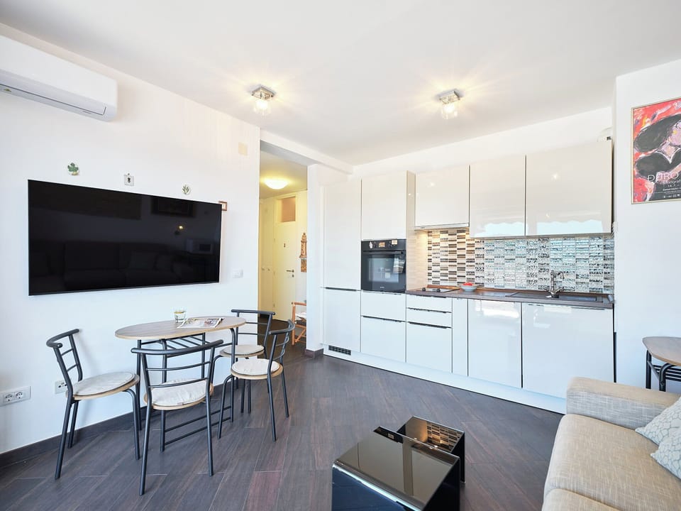 Apartment (2 Bedrooms) | Private kitchen | Microwave, oven, stovetop, dishwasher