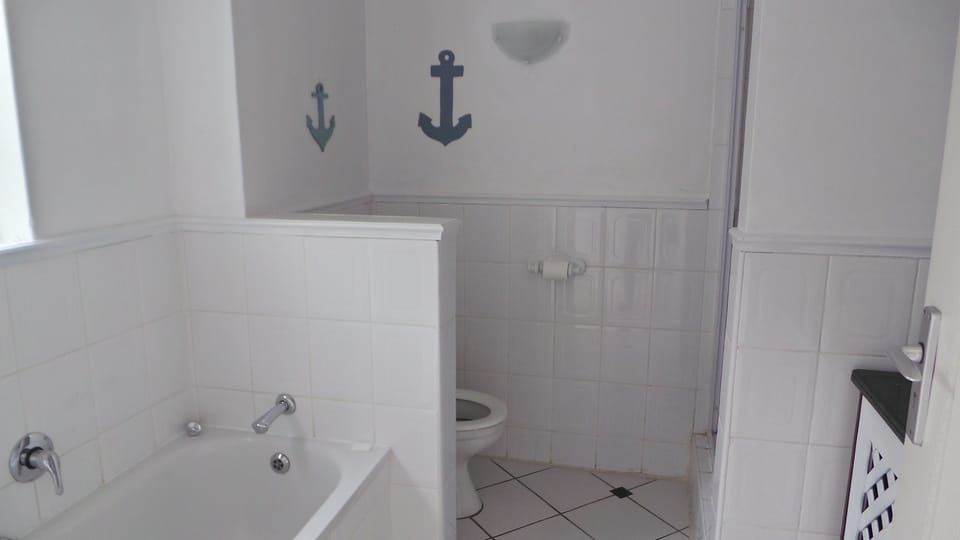 Separate tub and shower, towels