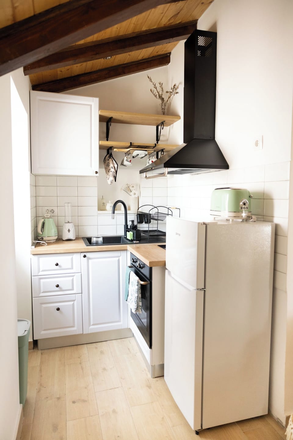 Luxury Studio, Non Smoking, Air conditioning | Private kitchen | Coffee/tea maker, full-size fridge, oven, stovetop