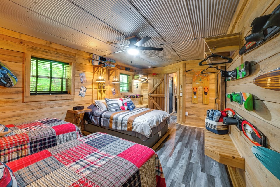 Kentucky Lake Boathouse: Fisherman's Dream Cottage in Kentucky