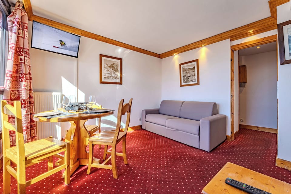 Classic Apartment, Balcony, Mountain View | Living area