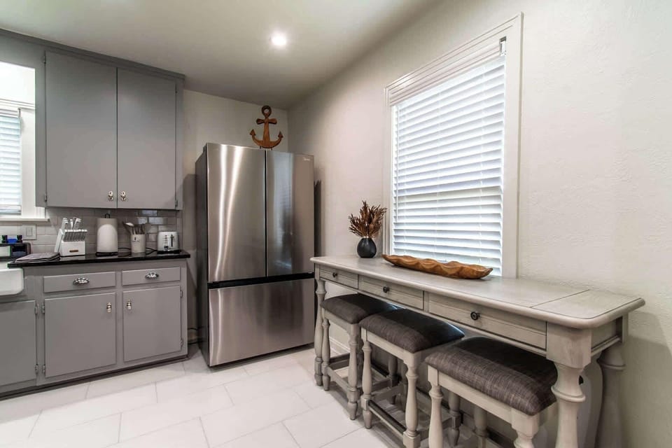 Apartment, 1 Queen Bed with Sofa bed, Balcony, Partial Sea View (1213 Ocean Drive - Unit D) | Interior