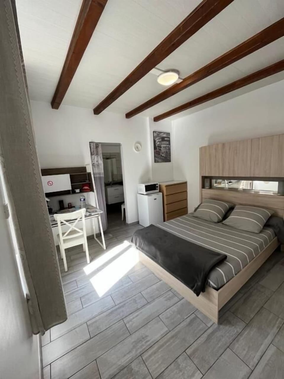 Double Room | Laptop workspace, soundproofing, WiFi (free)