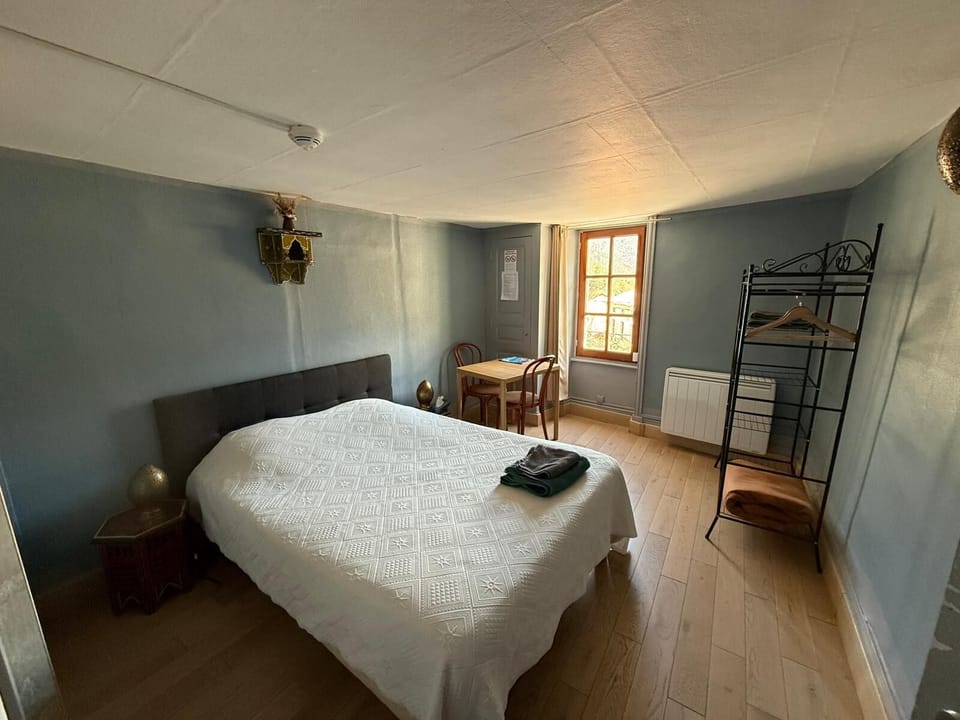 Classic Room, Mountain View | Blackout drapes, iron/ironing board (on request), WiFi (free)