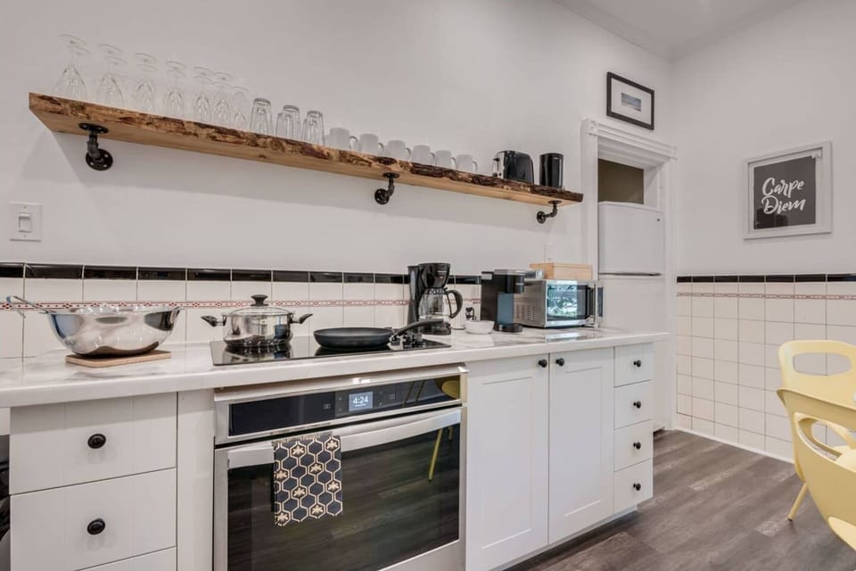 Studio (3 Bedrooms) | Private kitchen | Microwave, oven, toaster, freezer