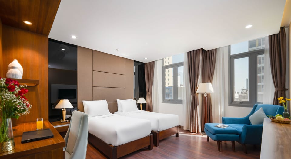 Deluxe Twin Room, Bathtub, City View | In-room safe, desk, laptop workspace, blackout drapes