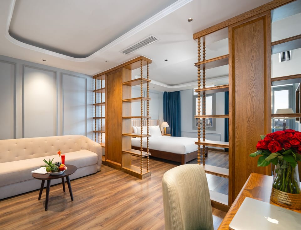Junior Deluxe Room | In-room safe, desk, laptop workspace, blackout drapes