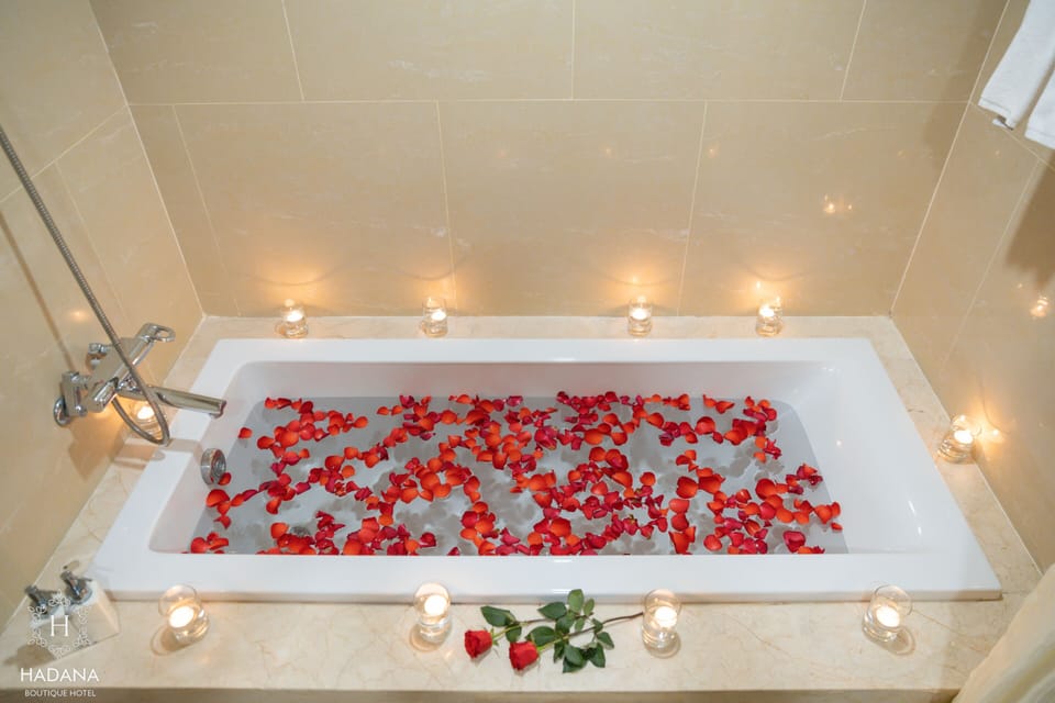 Deluxe Double Room, 1 King Bed, Bathtub, City View | Bathroom | Hair dryer, bathrobes, slippers, towels
