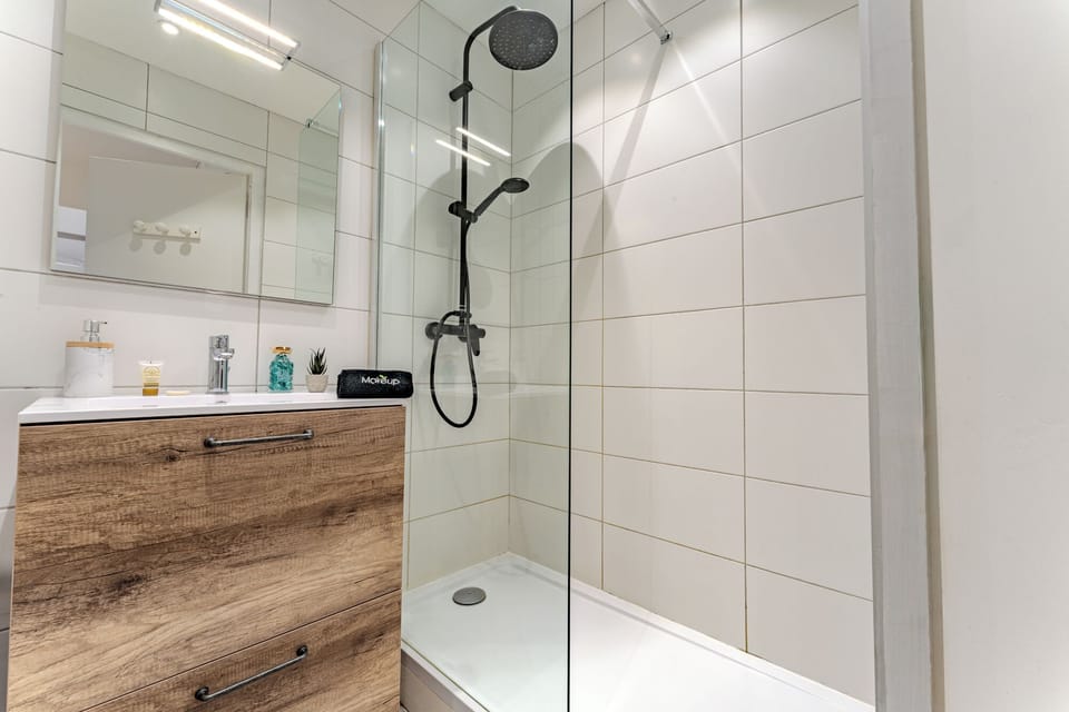 Apartment, Balcony, Mountain View | Bathroom | Combined shower/tub, free toiletries, hair dryer, towels